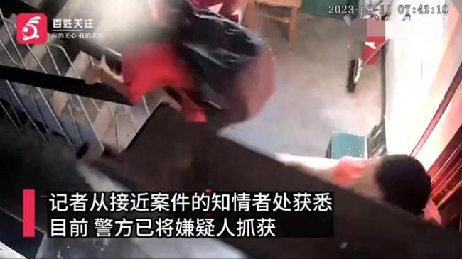 男子冒充快递员强行入室抢劫，住户30秒后将其驱赶出屋