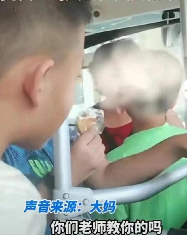 男孩公交上与老人起争执骂老人被扇耳光,疑老人挑衅在先