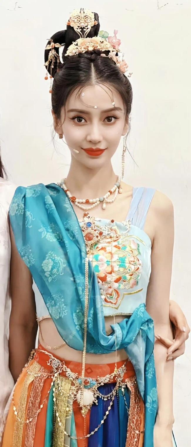 Angelababy敦煌造型好美 既优雅庄重又充满异域风情