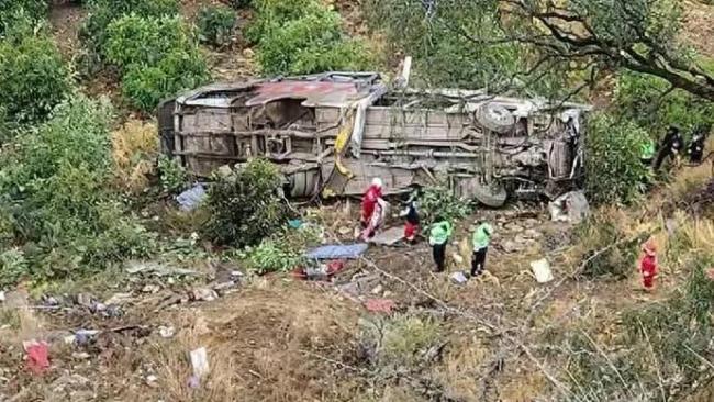 秘鲁一长途客车坠落山崖，已致24死21伤