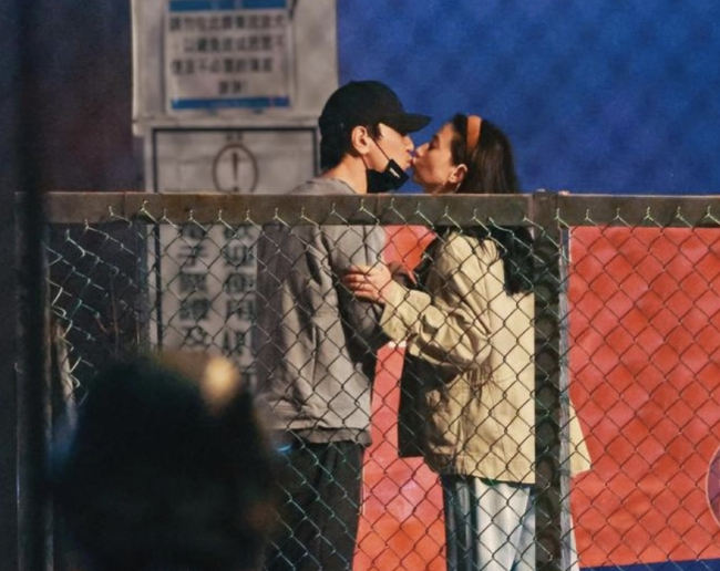 高圆圆赵又廷公园接孩子女神范初显更粘爸爸父女情深