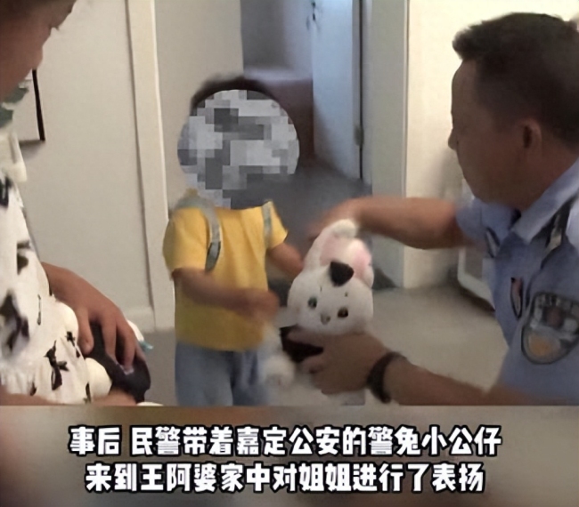 机智！意外反锁家中开门无果 姐姐用暗号救出被困弟弟