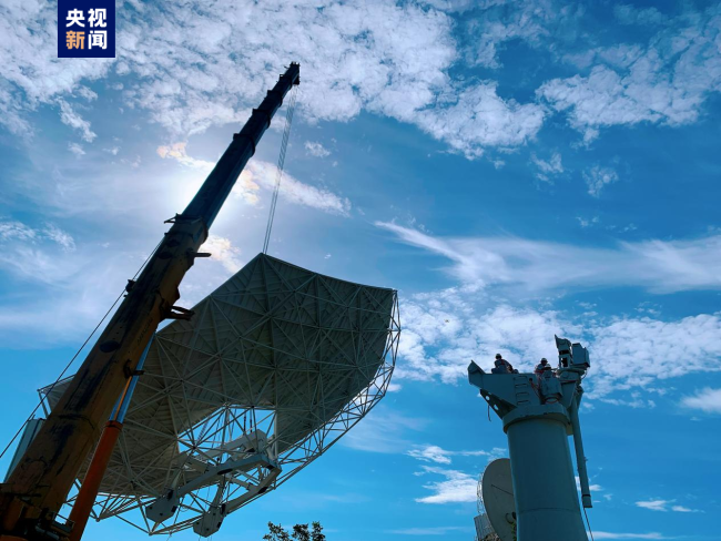 全球最大射電天文望遠鏡陣列首台中頻天線正式吊裝