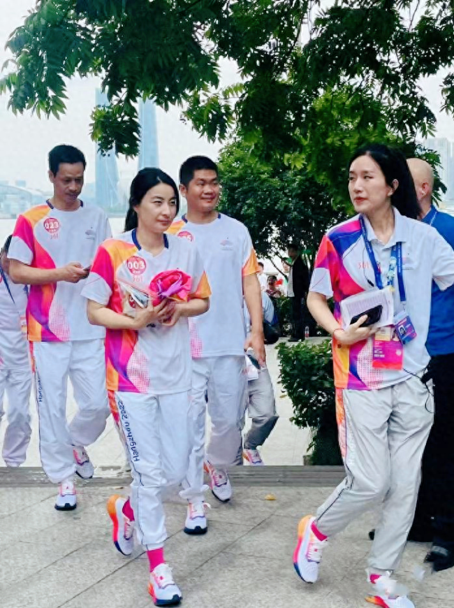 郭晶晶向观众挥手致意 参与火炬传递笑容满面引路人喝彩！