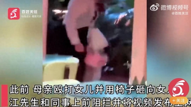 劝阻者因曝光视频赔一万 顾客曾在店内失控殴打并用椅子砸向女儿
