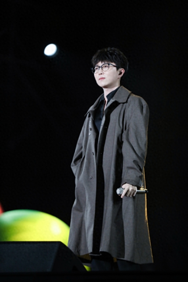 唱歌时右手全程插口袋不动毛不易发文回应一点皮外伤本来不想让大家