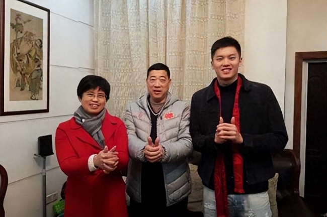 汪顺夺冠最后50米 父亲激动挥拳