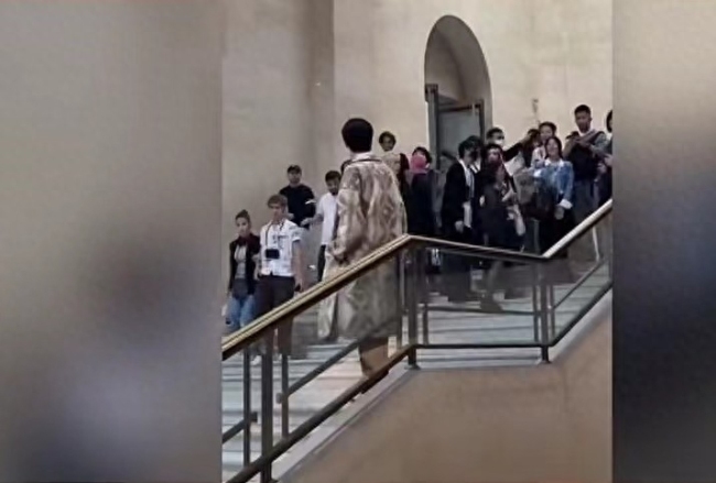 网友巴黎街头偶遇张凌赫颜值和身高抗打生图超帅