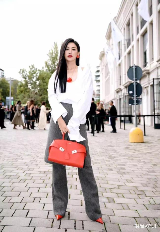 网友米兰时装周偶遇朱珠：裙子裤子一起穿，显高又显个性！