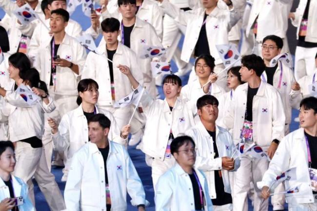 韩国代表团入场画面：一边前进，一边向观众们挥手致意