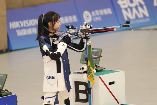 首个“三冠王”诞生！浙江17岁女生太牛了