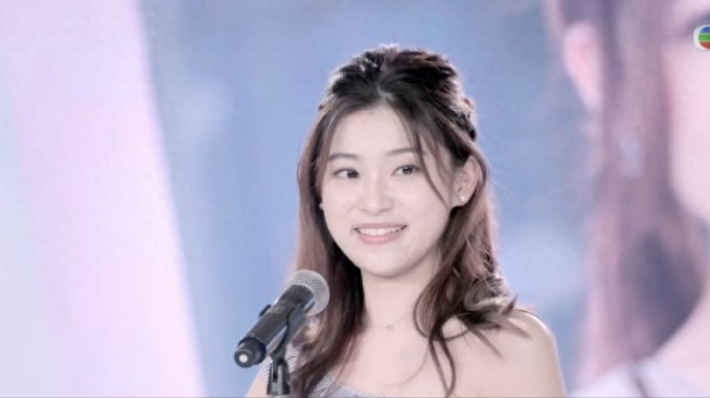 香港实习生反内卷第一人，朱绰盈对于希望的薪资是6万，加班时限是晚上8点