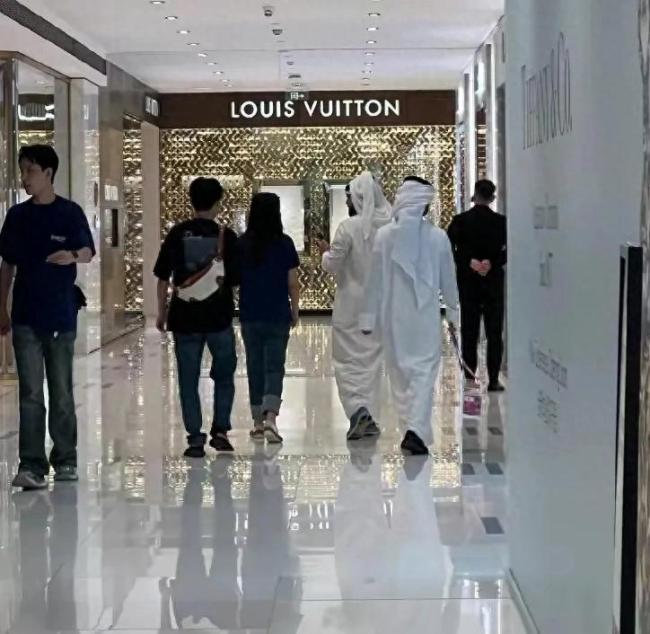 网友偶遇外国运动员扫货：进店就“包圆”出手阔绰 一个导购员给6万小费