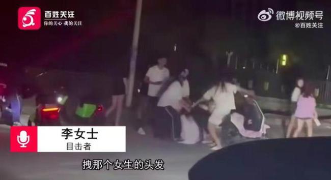 一女生街头被多人拽头发扒衣裤围殴，扒其衣裤，当地警方：已介入！
