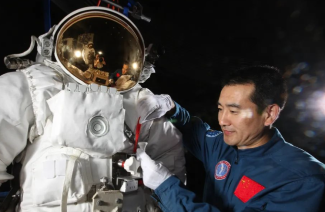 15年前的今天,也就是2008年9月27日,航天员翟志刚完成中国首次太空