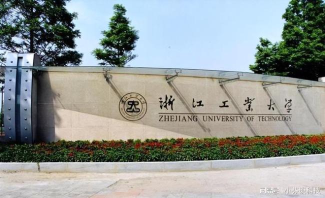 学生吐槽学校发的月饼，女生看了会脸红，网友：好尴尬