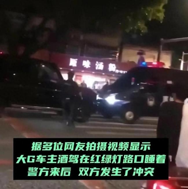 疯狂行为！男子疑似酒驾睡着：冲撞特警车辆数十米 知情人称路口绿灯20分钟都没走