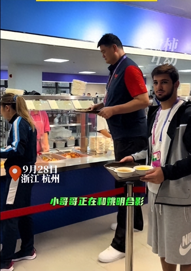 外国选手排队与姚明合影，“蹭”个合照也是趋之若鹜
