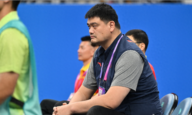 外国选手排队与姚明合影，“蹭”个合照也是趋之若鹜