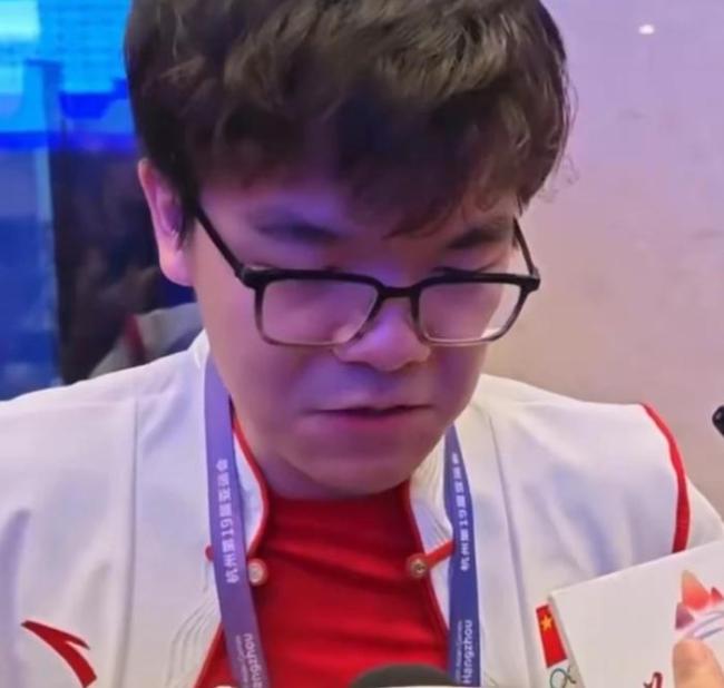 柯洁忍泪领奖获网友鼓励，他比任何人都渴望在家门口拿下这块金牌