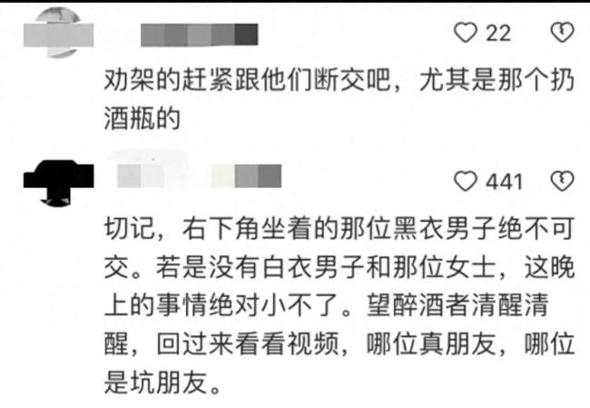 青蛙人偶被扇后反击，先动手者反跌倒在地