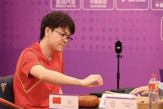 柯洁忍泪领奖获网友鼓励，他比任何人都渴望在家门口拿下这块金牌