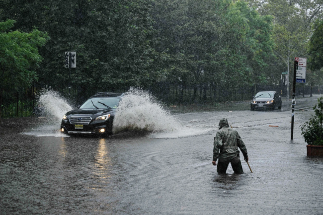 美国纽约遭暴雨洪水袭击 市长宣布纽约进入紧急状态