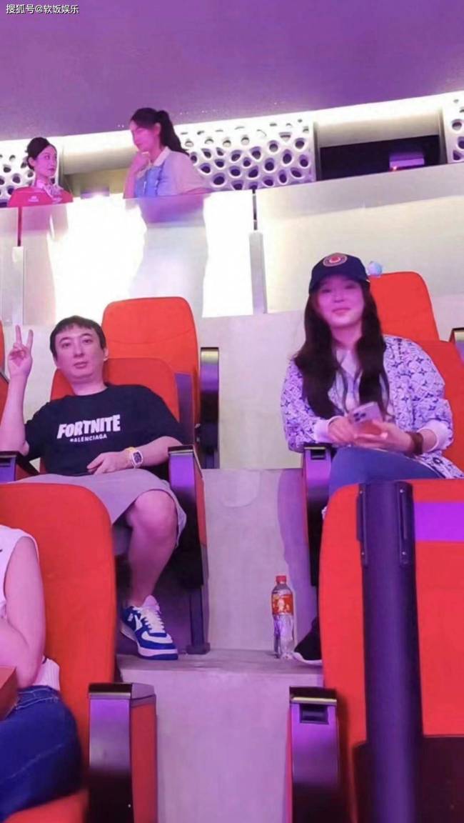 王思聪现身杭州看亚运 检票时面带微笑显得非常友好