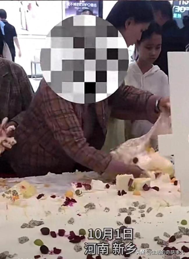 河南新乡一大妈徒手铲商场免费蛋糕装满塑料袋