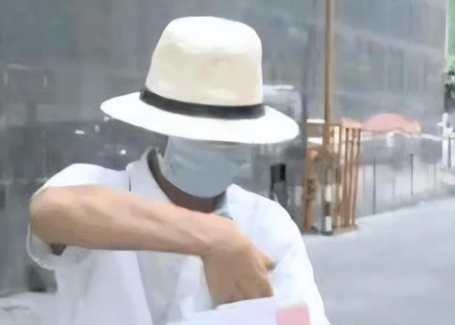 男子410万拆迁款存银行，一年后取款剩18万，行长：没义务通知你