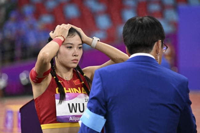 吴艳妮风波持续 印度官员迁怒中国主场 吴艳妮为抢跑道歉：正视失败