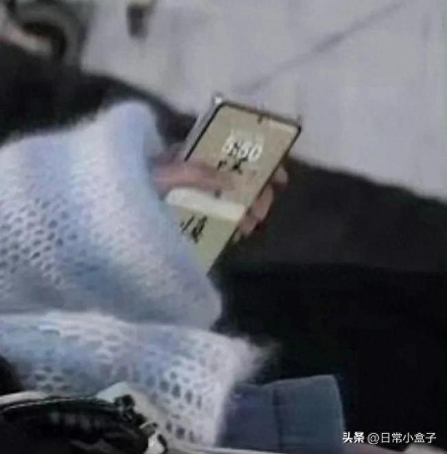杨幂回国造型清新 手机壁纸上写着“谨言慎行”