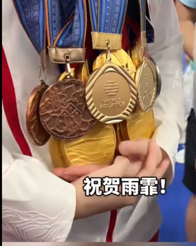 张雨霏两个月拿20枚奖牌 傲娇摆拍小表情十分可爱