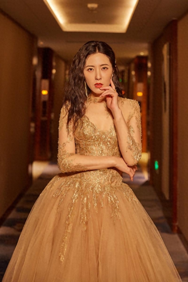 47岁曾黎现身北京机场!身高170cm鹤立鸡群,笑容满面气质抢眼