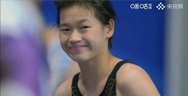 馋哭!全红婵夺双冠澳门教练搂着她自拍追星,日韩教练争相上前祝贺