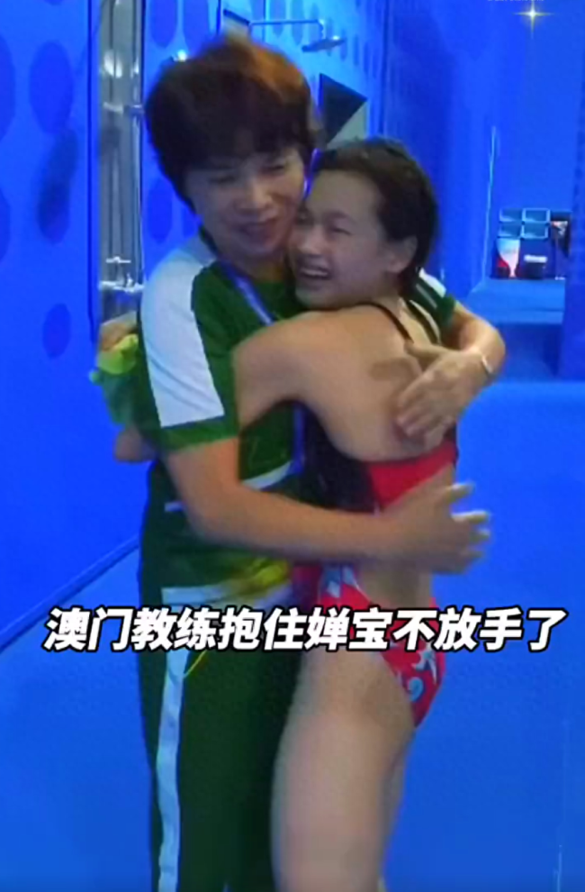 馋哭!全红婵夺双冠澳门教练搂着她自拍追星,日韩教练争相上前祝贺