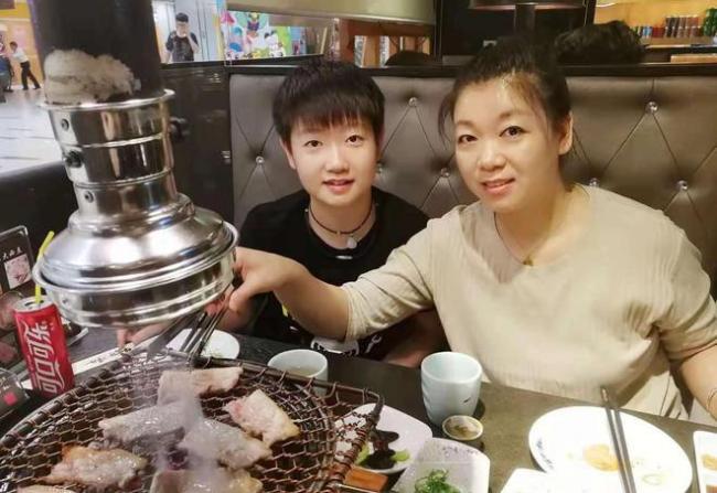 陈梦和孙颖莎反差大不和？23时官宣，陈梦8字表态，孙颖莎太委屈