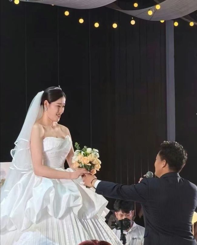 奥运冠军刘晓彤举办婚礼 身穿白色婚纱尽显端庄大气