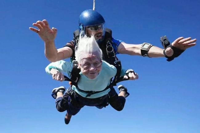 史上最大！美国104岁老人高空跳伞 成功降落后高呼“年龄只是数字而已”
