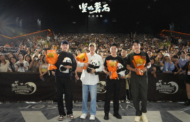 于和伟庆祝吃到火锅，网友“挑拨”：雷佳音白你一眼，不收拾他？