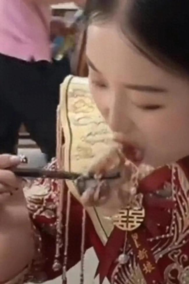 婚礼现场新娘沉浸式搂席 终于吃到自己结婚的席了！