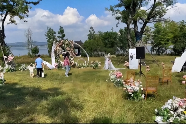 搭好的一婚礼场地被村民连夜搬空，派出所正在调查