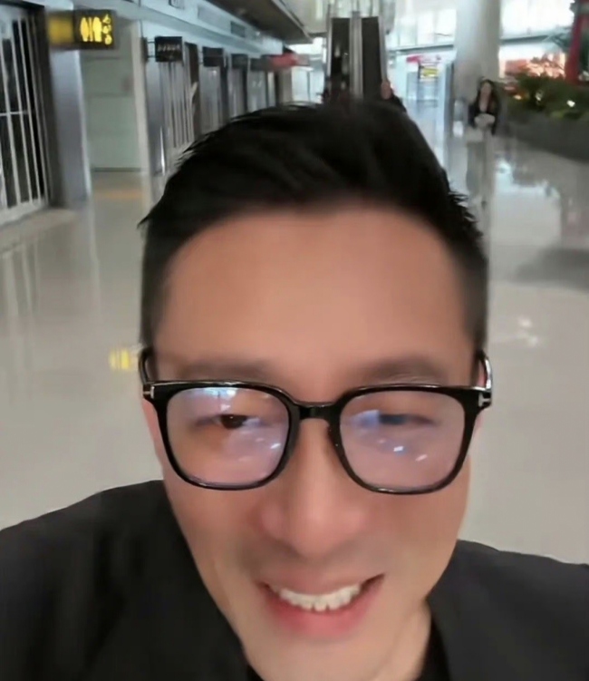 汪小菲和父亲一起出镜 一本正经对着镜头用手比耶