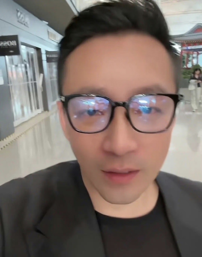 汪小菲和父亲一起出镜 一本正经对着镜头用手比耶