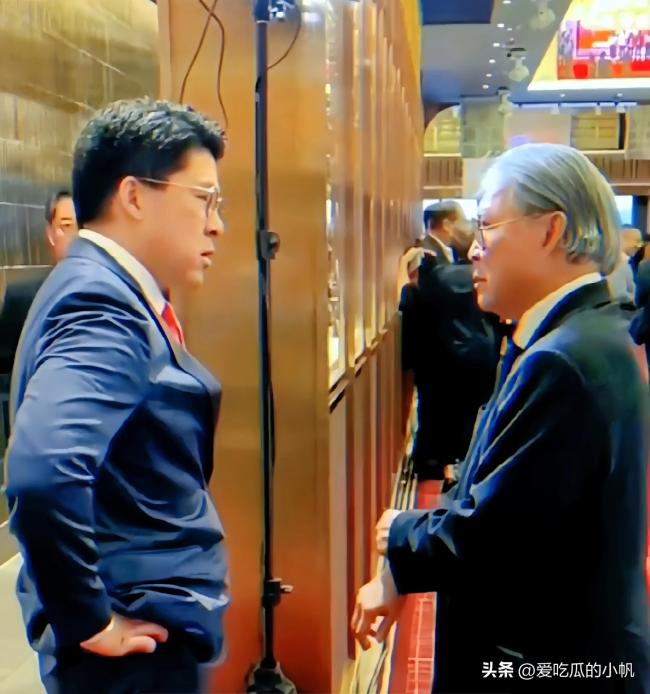 霍震霆霍启刚父子同框，两人侧脸太像啦