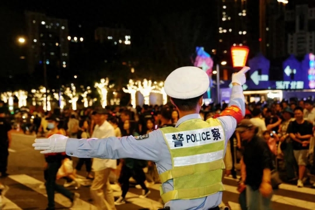 高速堵车无人机喊话通行：堵车2小时后 无人机将已睡着的司机逐个唤醒