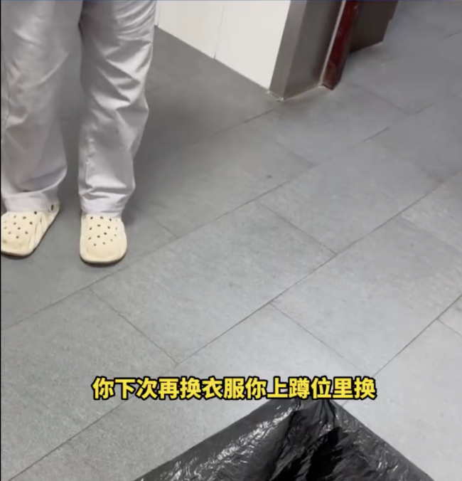 女生公厕换衣服大爷闯入 网友评论：两方都有问题