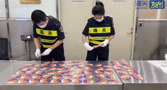 一男子在身上绑藏79张PS5游戏光盘入境被海关查获