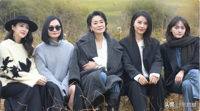 毛阿敏高圆圆罕见同框合影 草原看秀状态一目了然