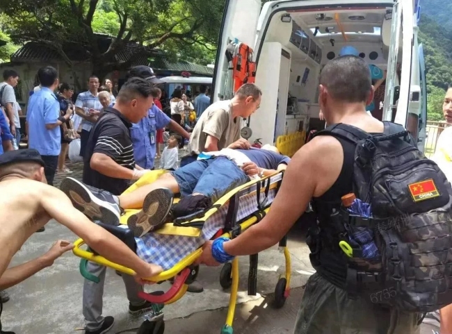 医护紧急爬山2300米救下心梗游客 致敬！